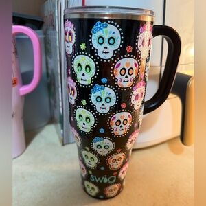 Swig Black Skull Pattern Tumbler